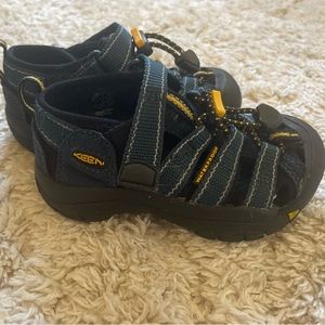 KEEN•sandals•toddler size 9